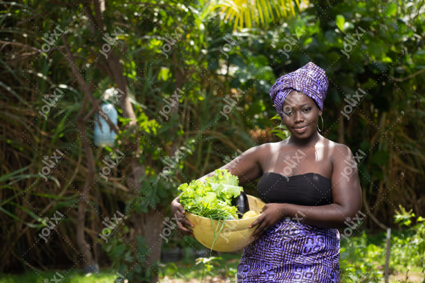 Belle Femme Africaine Souriante Avec Un Teint Noir En Pagne Tenant Une