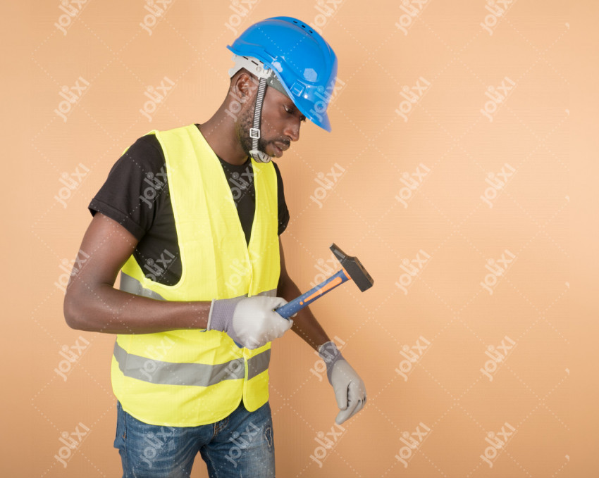 Homme d'affaire en tenue de chantier tenant un plan de travail à  l'extérieur - Photo #6293 - Jolixi