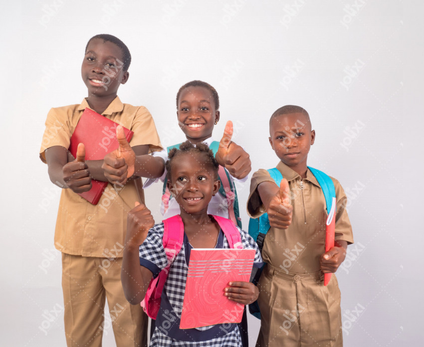 Des élèves africains heureux en uniforme scolaire tenant leurs cahiers -  Photo #3656 - Jolixi