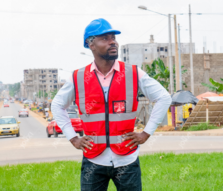 Homme africain en tenue de chantier regardant ses travaux à l'extérieur -  Photo #6292 - Jolixi