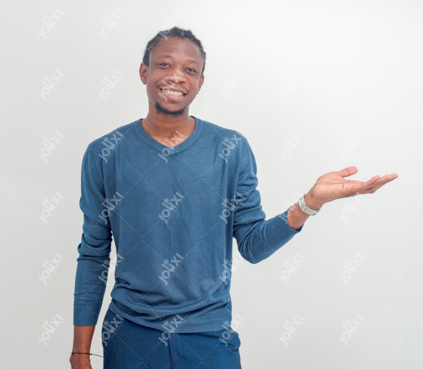 Jeune homme africain souriant montrant un produit sur un fond blanc ...