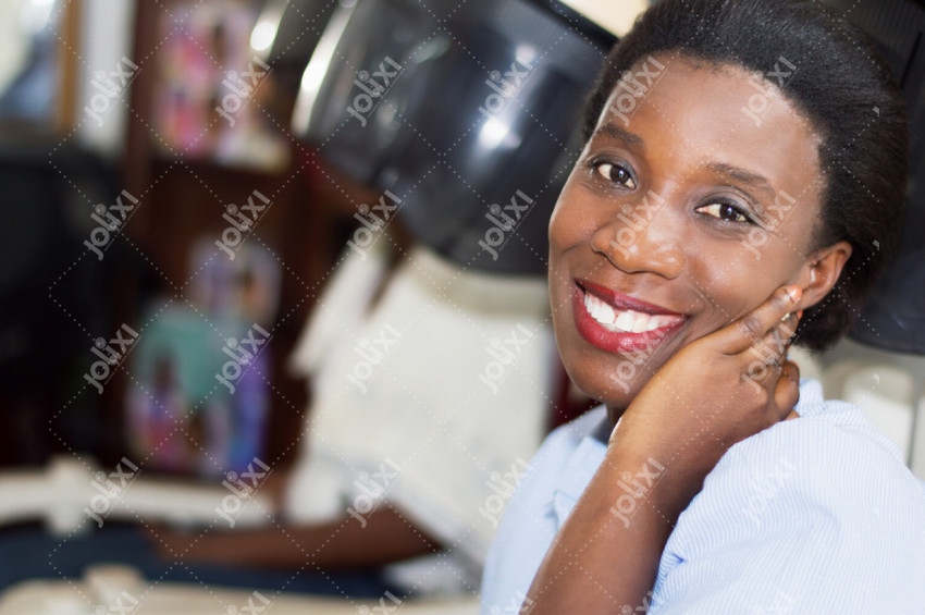 Portrait De Jeune Fille Souriante Avec Bonnet De Bain Assis Près De La  Piscine