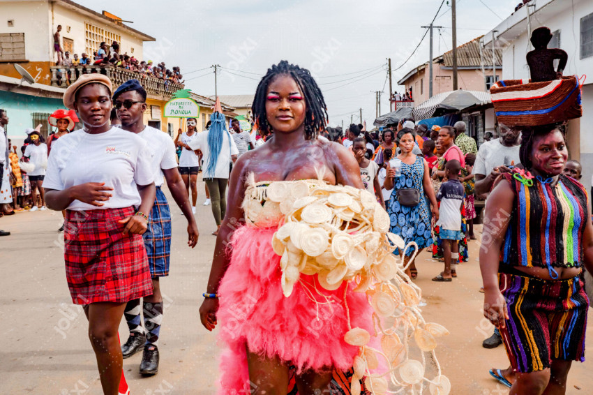 Festival Popo Carnaval de Bonoua 2021 défilés des femmes en tenue