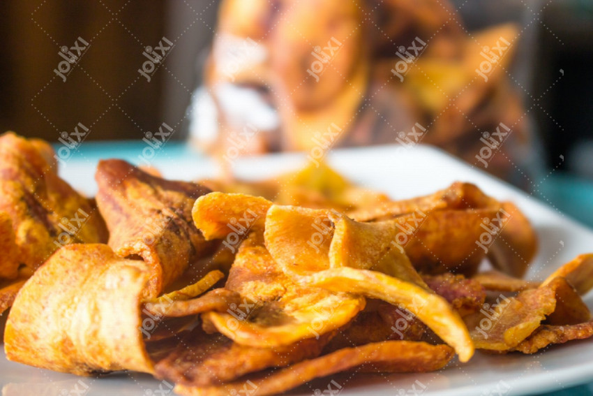 Heureux Homme Afro-américain Tenant Une Assiette De Chips Et