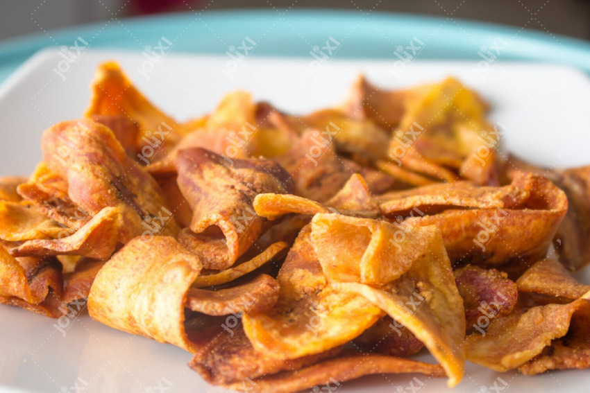 Heureux Homme Afro-américain Tenant Une Assiette De Chips Et