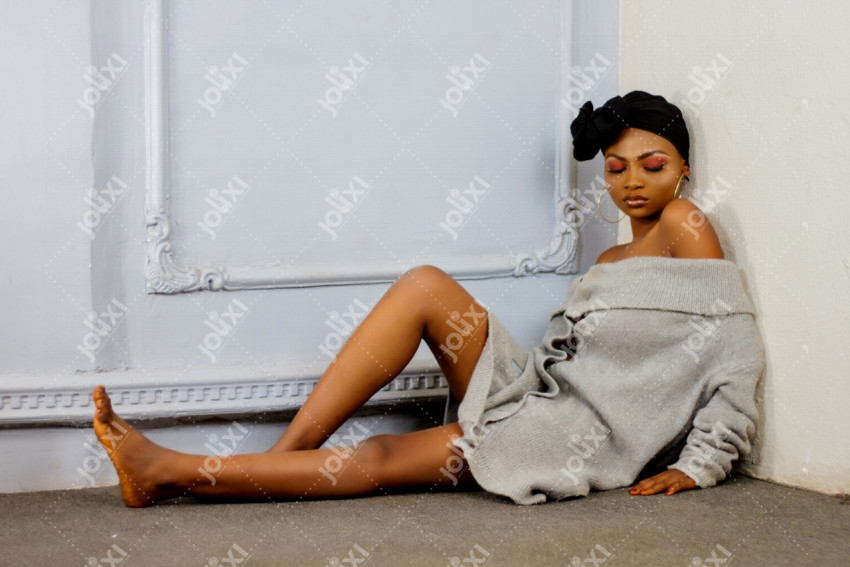 Femme assise à terre et adossé au mur  Photo #285  Jolixi  Banque d