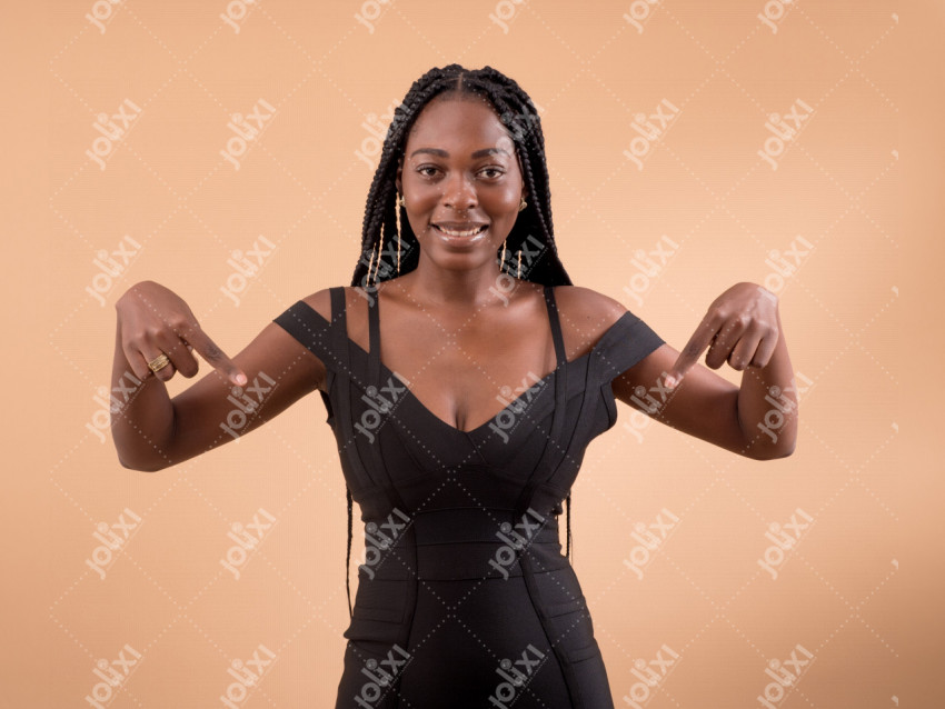 Jeune Femme Africaine Faisant Une Indication Photo 2183 Jolixi Banque Dimages Africaines 