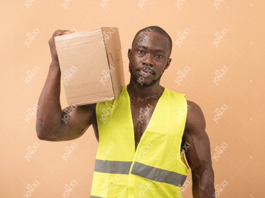 Homme africain musclé en tenue de chantier avec un casque de protection  orange - Photo #2374 - Jolixi