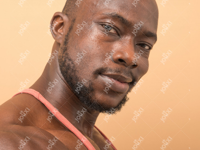 Gros plan sur le visage d' un homme africain musclé sur un fond
