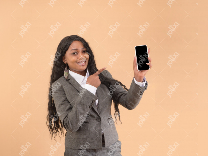 Femme Africaine Souriante Tenant Un Smartphone Sur Un Fond Beige Photo Jolixi Banque