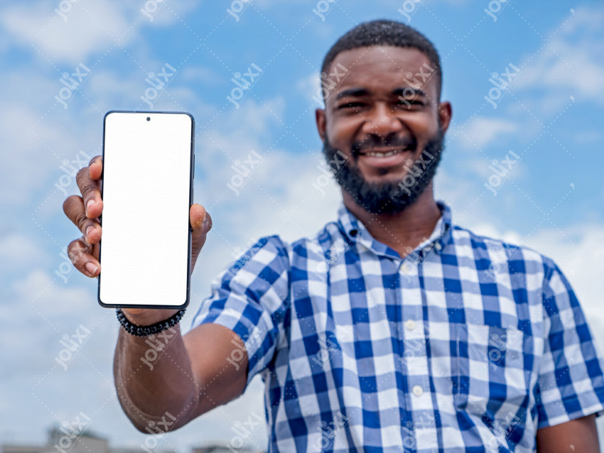 mains masculines isolées tenant un téléphone portable sur un écran noir  vierge pour prendre une photo