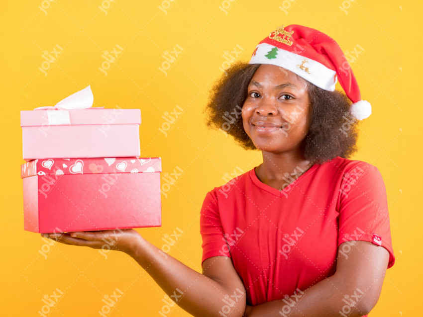 Belle Fille Tenant Un Cadeau Dans Une Boîte. Achetez Des Cadeaux
