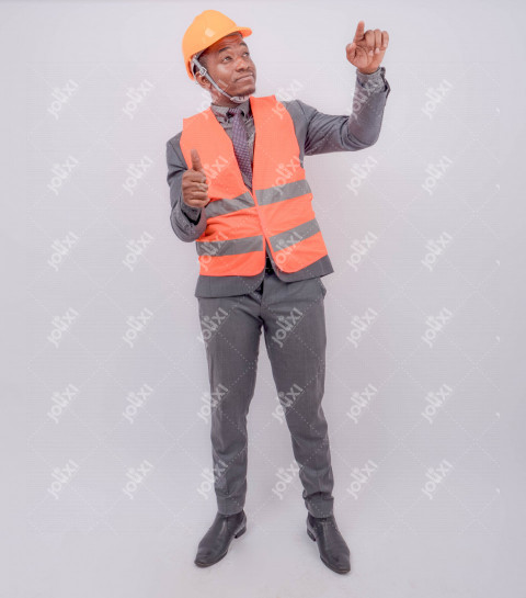 Homme africain en tenue de chantier regardant ses travaux à l'extérieur -  Photo #6292 - Jolixi