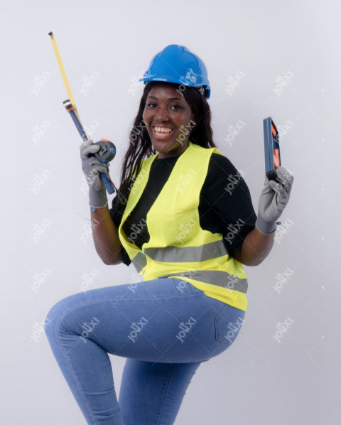 Chef d'entreprise africain en tenue de chantier tenant un plan de travail à  l'extérieur - Photo #6291 - Jolixi