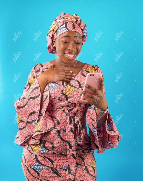 Jeune Femme Africaine Heureuse Tenant Son Smartphone Sur Un Fond Bmleu Photo Jolixi