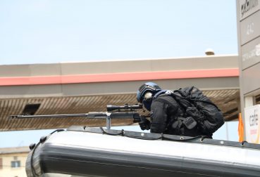 Sniper sur un bateau avec son arme - 6000x4000-JOLIXI